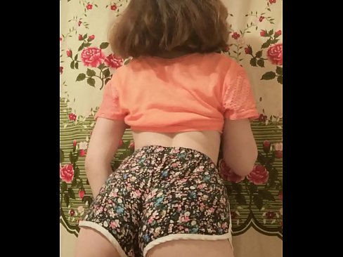 ❤️ Dhallaan yar oo sexy ah oo iska siibaysa surwaalka gaaban ee kamarada Porno Guri  ❌️❤