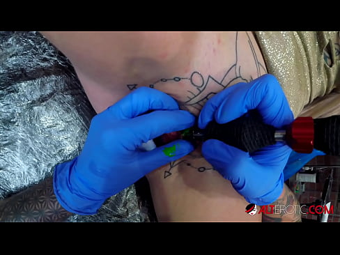 ❤️ Sully Savage oo aad u tattooed ayaa Kintirkeeda ku sawirtay tattoo Porno Guri ❌️❤